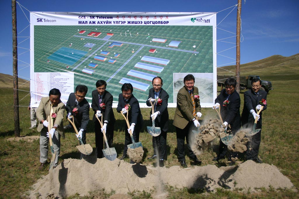 The officials of SK Telecom and the Community Chest are shown at the ground-breaking ceremony for the livestock experiment station in Ulanbatarr, Mongolia (counting from 4th position on left to right): Do Young Kim, head of SK Telecom`s Community Relation Team, Moon Kyu Kang, president of the Community Chest, and Dindiv Tervisadawik, congressman of Mongolia).